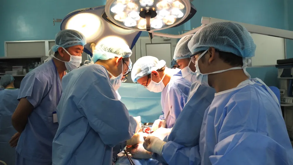 Các bác sĩ Bệnh viện Bình Dân đang thực hiện phẫu thuật tạo hình niệu đạo cho người bệnh. Ảnh: BVCC phau-thuat-tao-hinh-nieu-dao.JPG