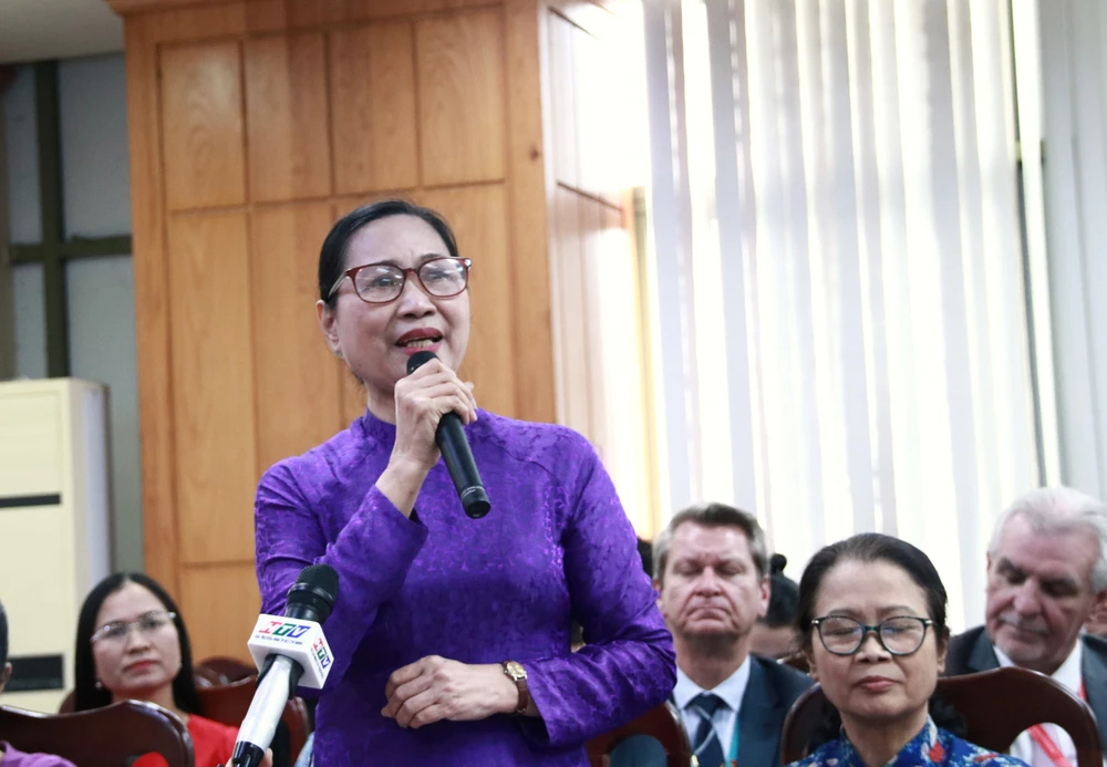 Tại hội nghị, các doanh nghiệp trao đổi, trình bày vướng mắc và mong muốn nhận tư vấn, góp ý để giải quyết khó khăn. Ảnh: VÕ THƠ doi-thoai-doanh-nghiep2.JPG