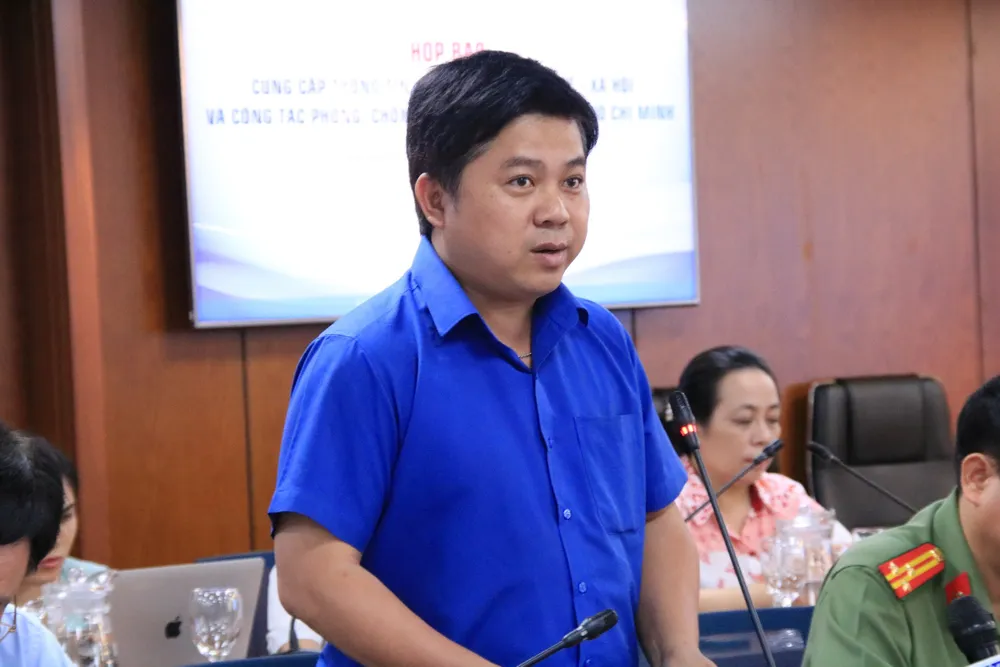 Chánh văn phòng Sở GD&ĐT TP.HCM Hồ Tấn Minh thông tin tại họp báo. Ảnh: VÕ THƠ danh hoc sinh gay ngon tay.jpg