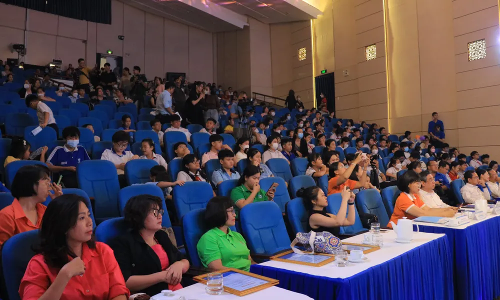 Quang cảnh chương trình "Chắp cánh ước mơ" diễn ra tối ngày 20-10. Ảnh: VÕ THƠ chap canh uoc mo 1.JPG