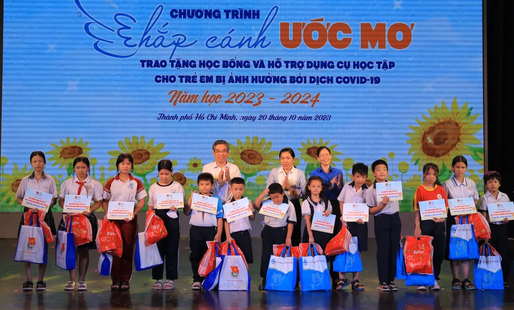 Các lãnh đạo cùng trao những suất học bổng ý nghĩa cho các em. Ảnh: VÕ THƠ chap canh uoc mo.JPG