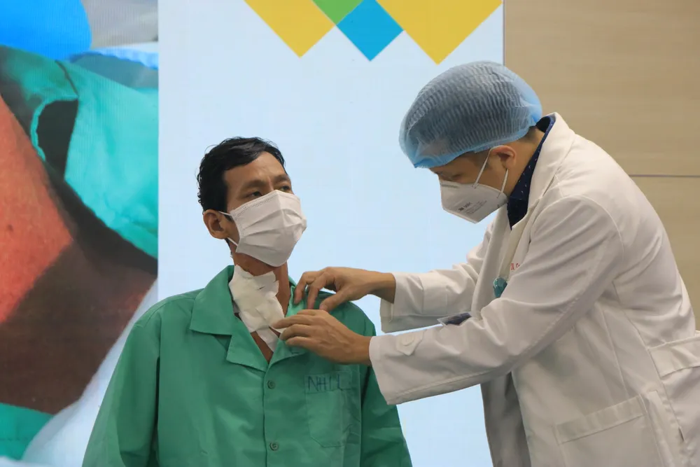 Bác sĩ thăm hỏi sức khỏe bệnh nhân sau phẫu thuật lấy xương cá. Ảnh: VÕ THƠ hóc xương cá