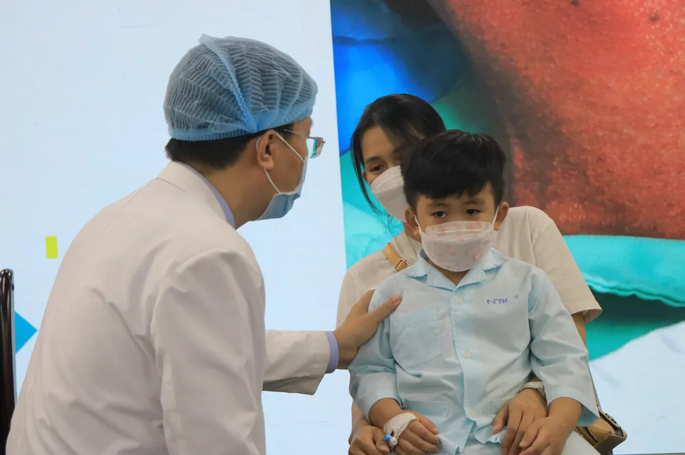 Bé trai bị hủy sụn vách ngăn, niêm mạc hoại tử do pin điện tử rơi vào hốc mũi. Ảnh: VÕ THƠ dị vật tai mũi họng