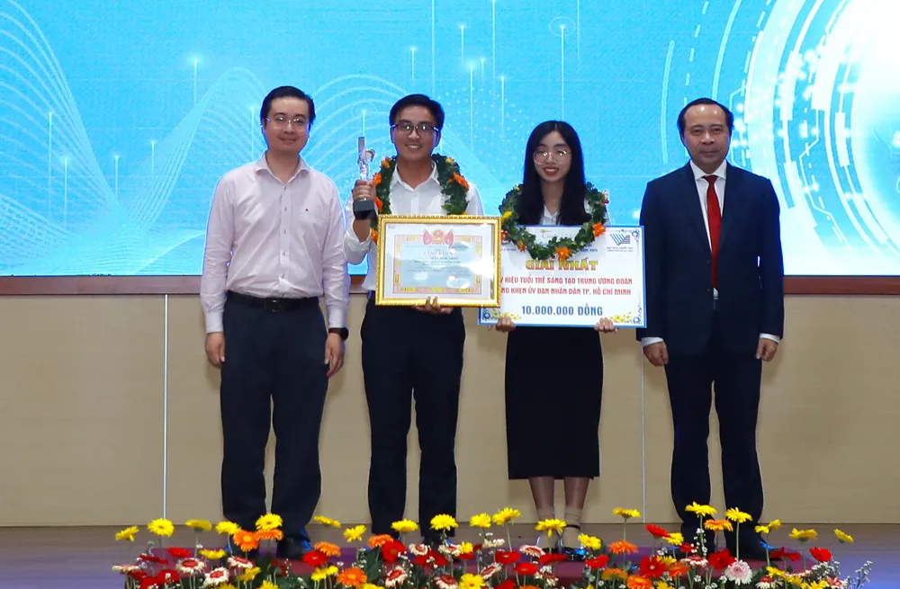 PGS.TS Vũ Hải Quân - Giám đốc Đại học Quốc gia TP.HCM trao giải nhất cho các thí sinh Euréka