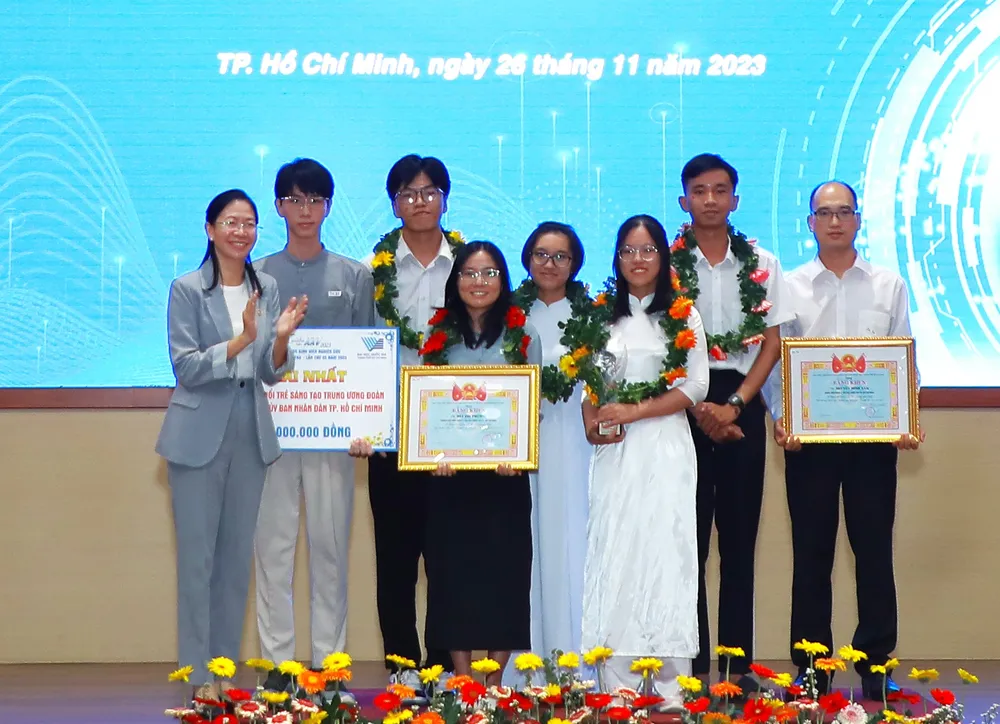 Bí thư Thành đoàn TP.HCM Phan Thị Thanh Phương trao giải Nhất cho các thí sinh. Euérka.JPG
