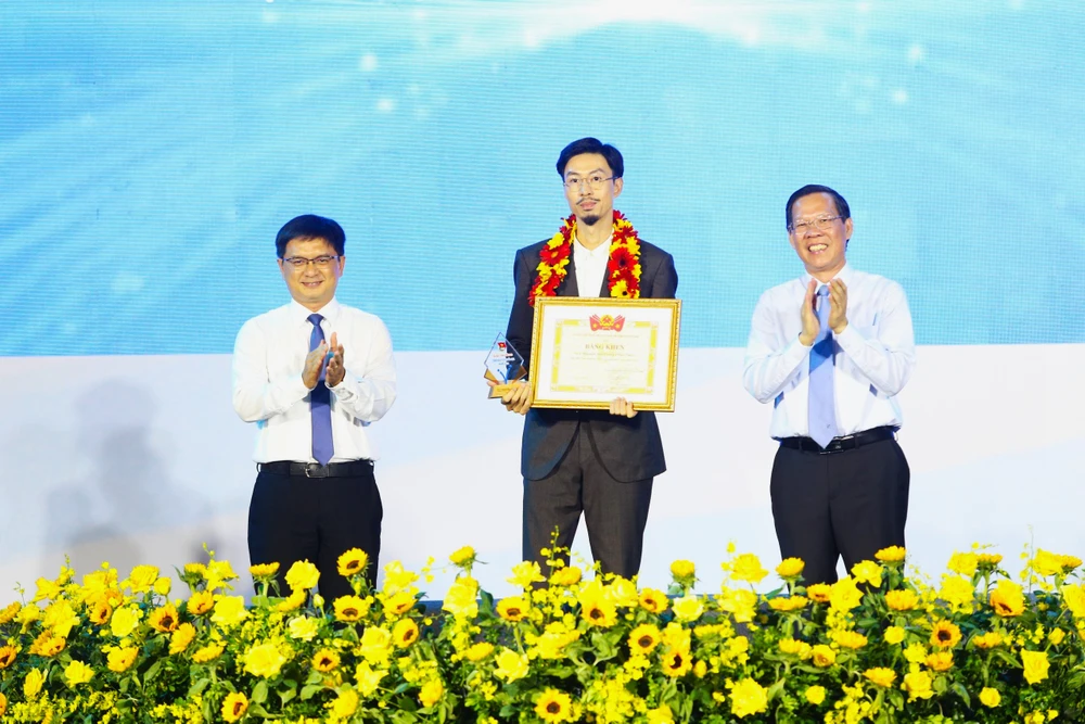 Ca sĩ Đen Vâu là một trong 10 cá nhân được nhận giải thưởng Tình nguyện Quốc gia năm 2023. đen vâu