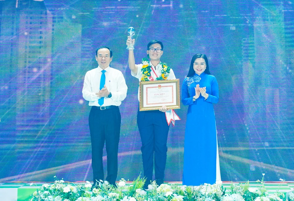 Bí thư Thành ủy TP.HCM Nguyễn Văn Nên tặng bằng khen cho công dân trẻ tiêu biểu Lê Minh Đức. Ảnh: VT công dân trẻ tiêu biểu