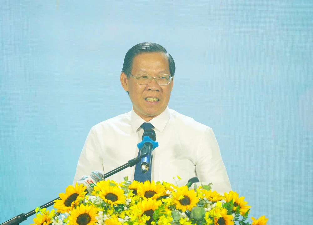 Chủ tịch UBND TP.HCM Phan Văn Mãi phát biểu tại lễ tuyên dương. Ảnh: VT cong-dan-tre-tieu-bieu-2-17.jpg