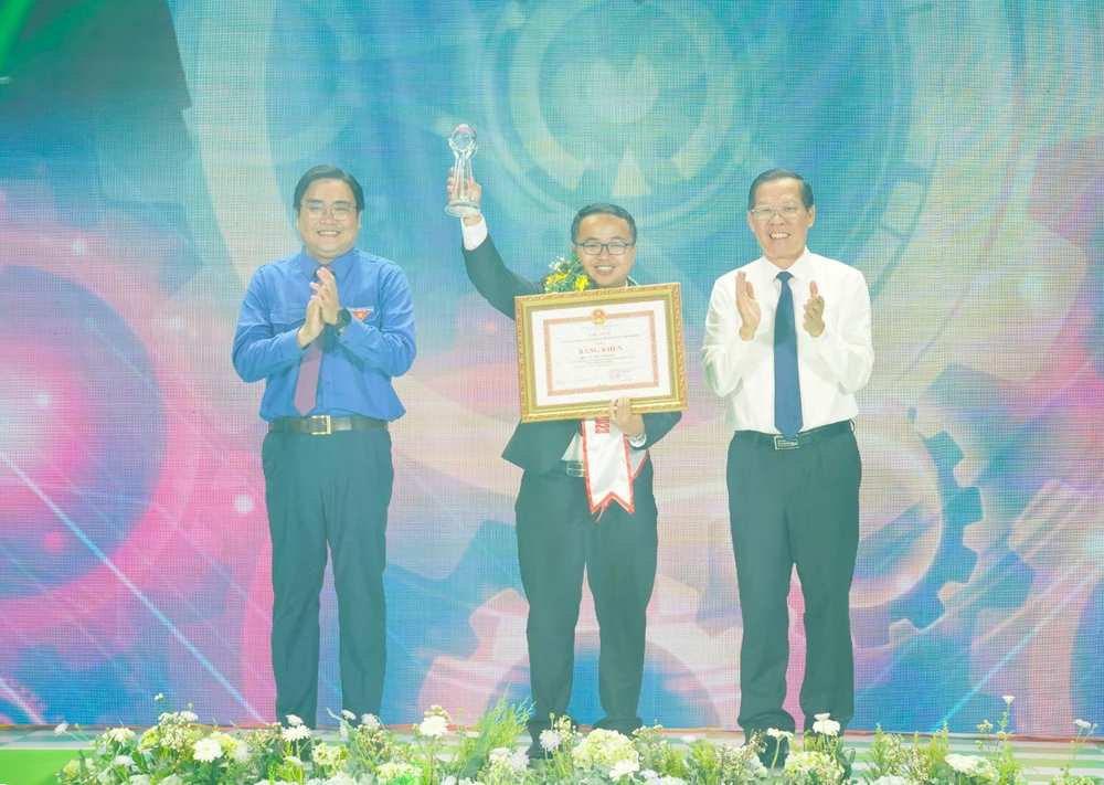 Chủ tịch UBND TP.HCM Phan Văn Mãi trao bằng tuyên dương cho Phó giáo sư - Tiến sĩ Lê Thanh Long. Ảnh: VT cong-dan-tre-tieu-bieu-5-522.jpg