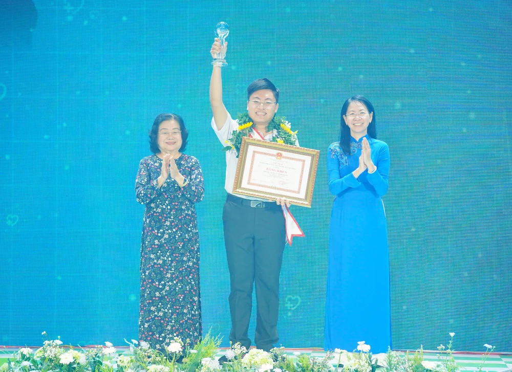 Nguyên Phó Chủ tịch nước Trương Mỹ Hoa và Bí thư Thành đoàn TP.HCM Phan Thị Thanh Phương trao bằng khen cho sinh viên Đặng Lê Minh Khang. Ảnh: VT cong-dan-tre-tieu-bieu-6-3487.jpg