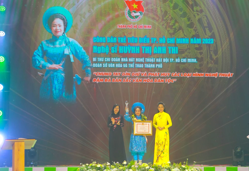 Diễn viên Huỳnh Thị Anh Thi - Bí Thư Chi đoàn Nhà hát Nghệ thuật Hát Bội, Sở Văn hóa - Thể thao TP.HCM được nhận bằng khen tuyên dương. Ảnh: VT cong-dan-tre-tieu-bieu-8-6440.jpg