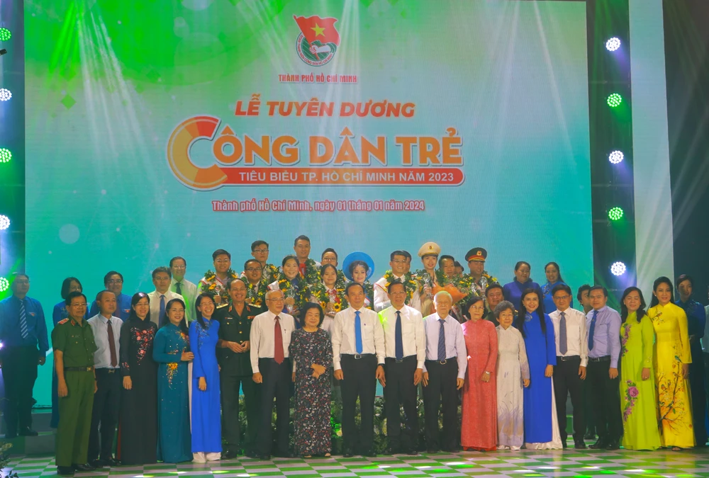 Các đại biểu chụp ảnh lưu niệm cùng các gương công dân trẻ tiêu biểu TP.HCM năm 2023. Ảnh: VT cong-dan-tre-tieu-bieu-9-1277.jpg