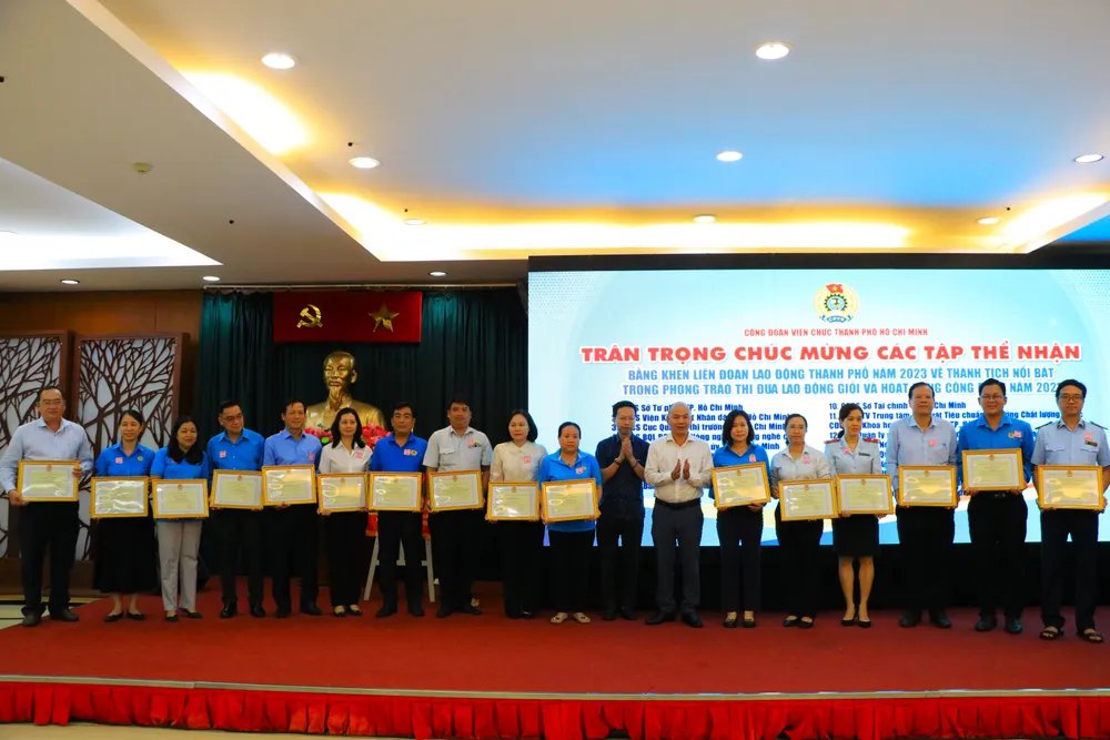 Đại diện báo Pháp Luật TP.HCM (thứ 3, bên trái) nhận bằng khen của Công đoàn Viên chức TP.HCM. Ảnh: VÕ THƠ công đoàn viên chức 3.JPG