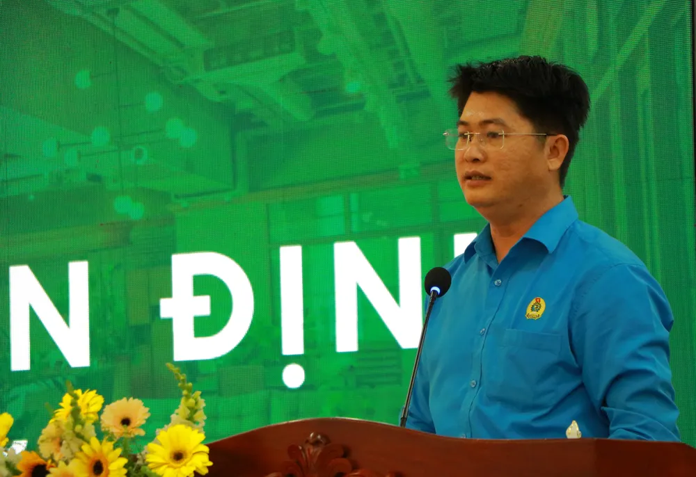 Phó Chủ tịch Công đoàn Viên chức TP La Thanh Tuấn báo cáo phong trào công chức, viên chức, lao động và hoạt động Công đoàn năm 2023. Ảnh: VÕ THƠ chăm lo tết