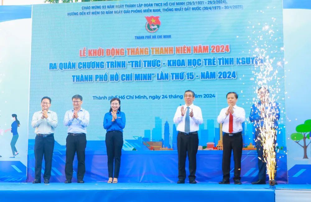 Các đại biểu thực hiện nghi thức khởi động Tháng Thanh niên năm 2024. Ảnh: VT Tháng Thanh niên