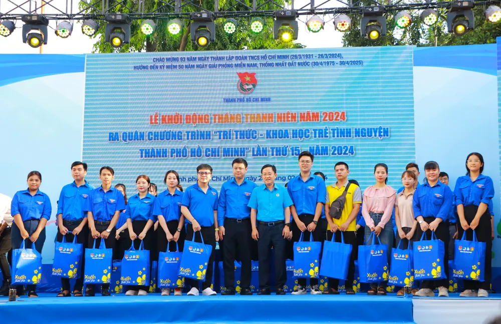 Thành đoàn TP.HCM tặng 50 phần quà cho các đoàn viên, thanh niên công nhân. Ảnh:VT thang thanh nien 2.JPG