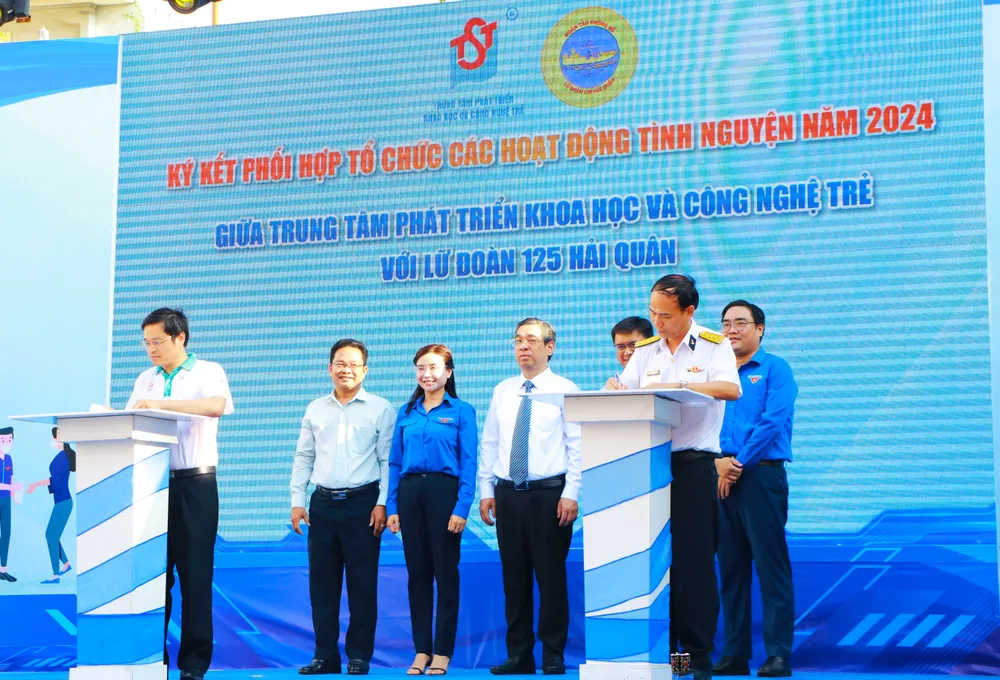 Thực hiện ký kết phối hợp tổ chức các hoạt động tình nguyện năm 2024. Ảnh: VT thang thanh nien 4.JPG