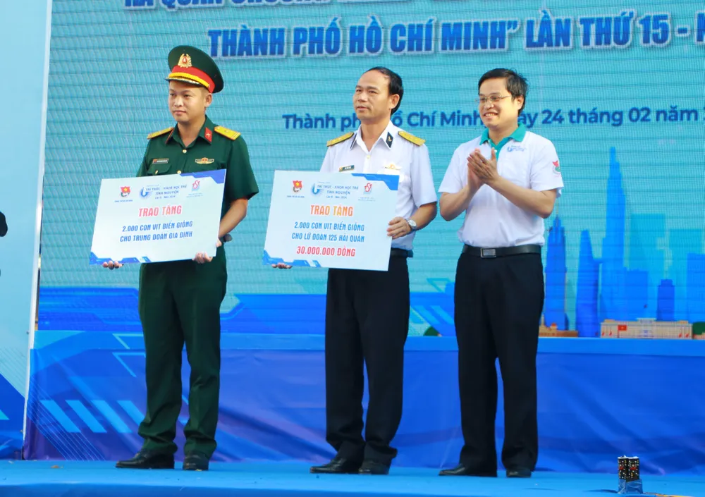 Trao tặng 5.000 con vịt biển giống cho Bộ Tư lệnh vùng Cảnh Sát Biển 3 và 2.000 con vịt biển giống cho Lữ đoàn 125 Hải quân. Ảnh: VT thang thanh nien 5.JPG