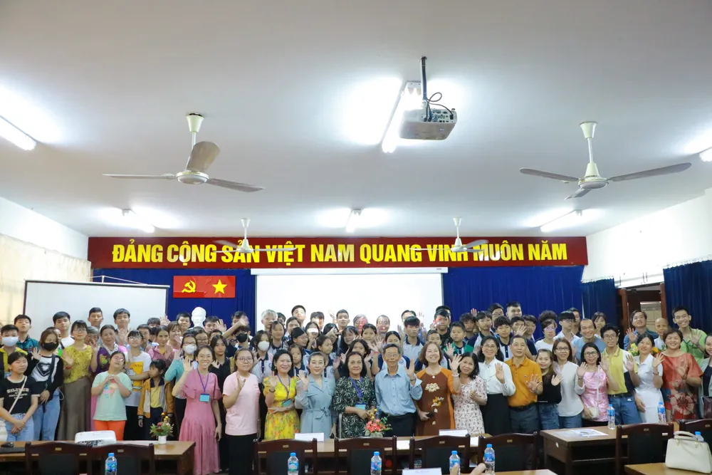 Buổi hội thảo thu hút đông đảo phụ huynh, giáo viên, nhân viên y tế, luật sư và các em học sinh, sinh viên khiếm thính. Ảnh: VT người khiếm thính