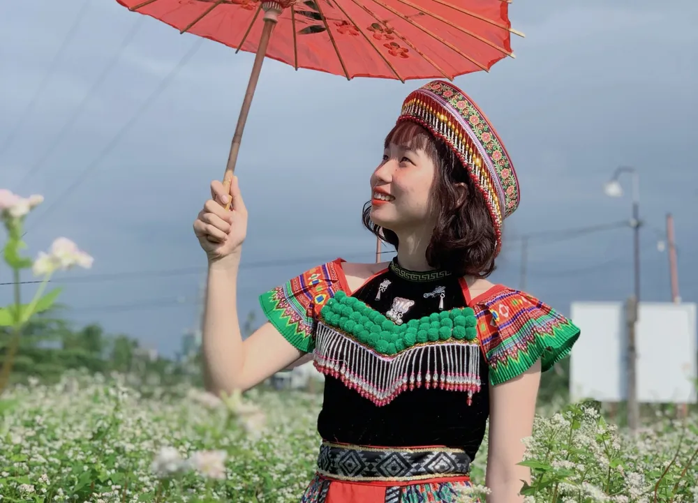 Nhiều bạn trẻ xứ Quảng hóa trang thành những cô gái vùng núi Tây Bắc để lưu giữ những bức ảnh với vườn tam giác mạch. Ảnh: Quang Đoàn tam giac mach.jpg