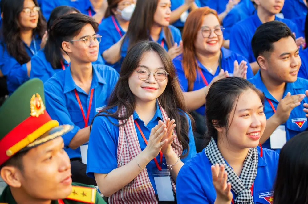 Các trại sinh phấn khởi trong buổi khai mạc. Ảnh: BTC hoi trai 1.png