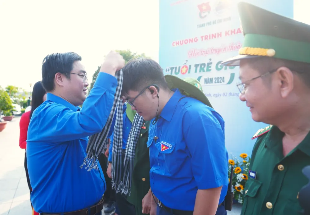 Phó Bí thư Thường trực Thành đoàn TP.HCM Ngô Minh Hải trao khăn rằn cho ban tổ chức hội trại. Ảnh: BTC hoi trai 3.png
