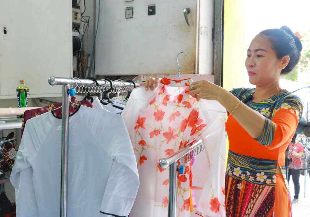 trang tri bua com 2.JPG