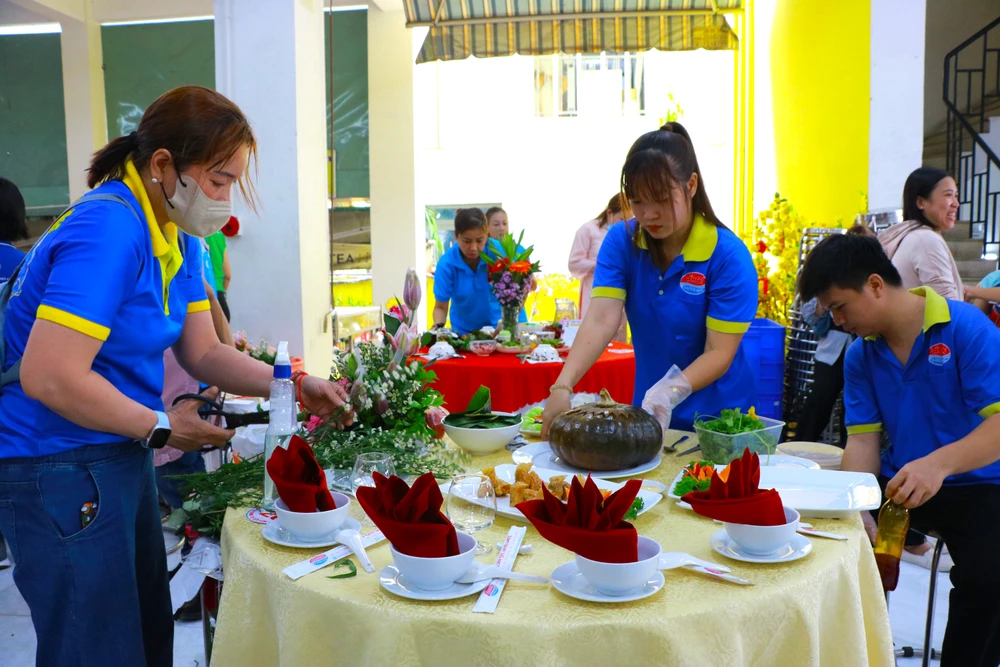 trang trí bữa cơm