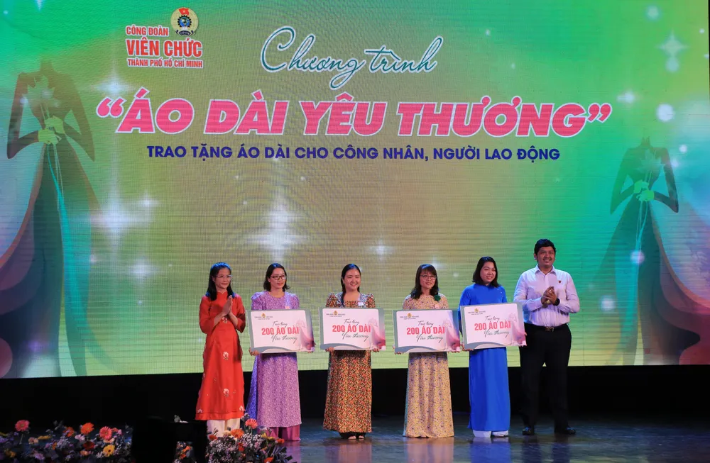 Công đoàn viên chức TP trao tượng trưng các áo dài hội thu đến các công đoàn cơ sở tại Khu công nghệ cao TP.HCM. Ảnh: VT duyen dang ao dai 2.JPG