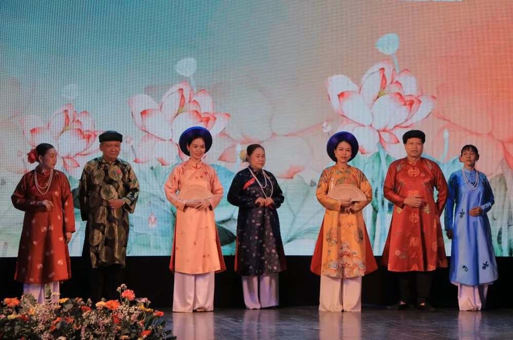 Giải Nhì cuộc thi "Duyên dáng áo dài ba thế hệ" năm 2024 thuộc về Công đoàn cơ sở Sở Văn hoá Thể thao TP, đội Nhà hát kịch. Ảnh: VT duyen dang ao dai 4 bong sen.JPG