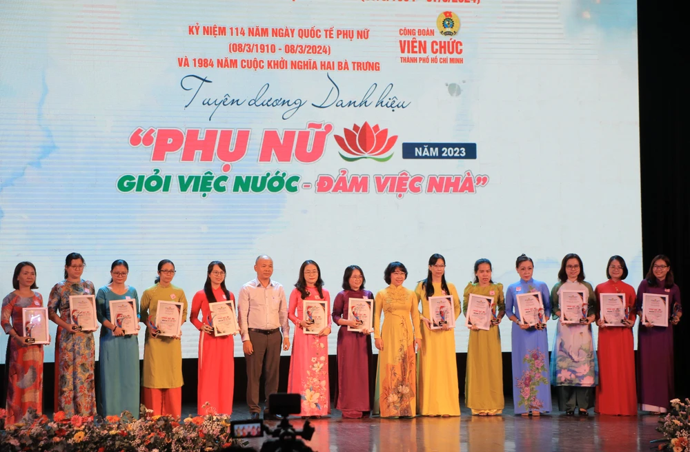 Chị Nguyễn Thị Hồng An, Công đoàn cơ sở Báo Pháp Luật TP (thứ ba bên trái) được nhận tuyên dương trong dịp này. Ảnh: VT duyen dang ao dai.JPG