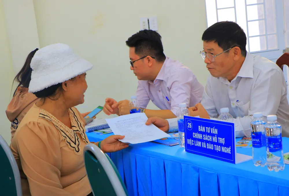 Người dân được tư vấn chính sách hỗ trợ việc làm và đào tạo nghề. Ảnh: VÕ THƠ viec lam 5.JPG