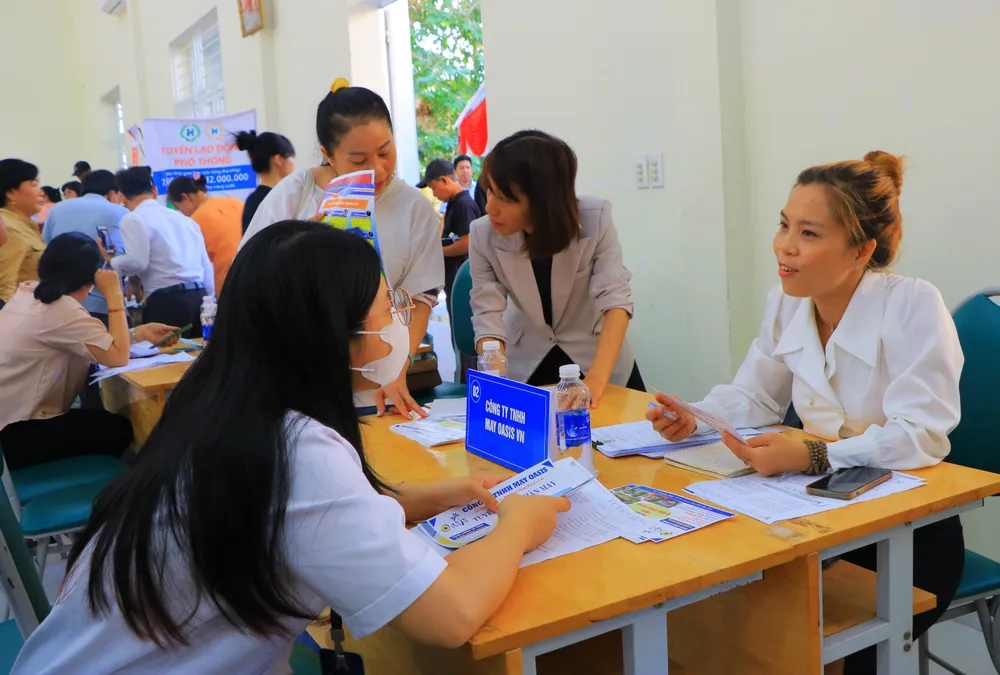 Người lao động được tư vấn công việc phù hợp để sớm quay lại làm việc. Ảnh: VÕ THƠ viec lam 6.JPG