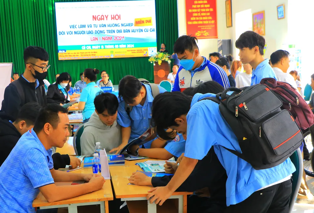 Nhiều sinh viên đến ngày hội với mong muốn tìm được việc làm sau khi tốt nghiệp. Ảnh: VÕ THƠ viec lam 7.JPG