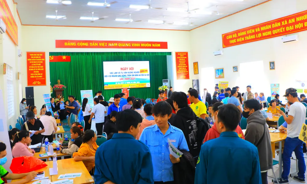 Đông đảo người lao động, học sinh, sinh viên đến tham gia ngày hội việc làm. Ảnh: VÕ THƠ việc làm