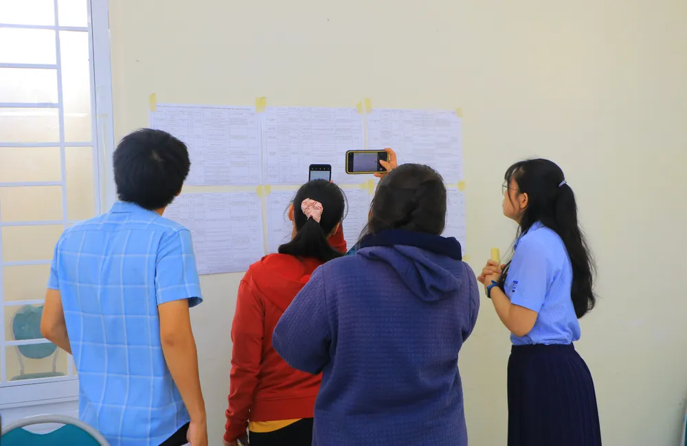 Những thông tin tuyển dụng việc làm được dán ở UBND xã An Nhơn Tây, huyện Củ Chi để người lao động tham khảo. Ảnh: VÕ THƠ viec lam 9.JPG