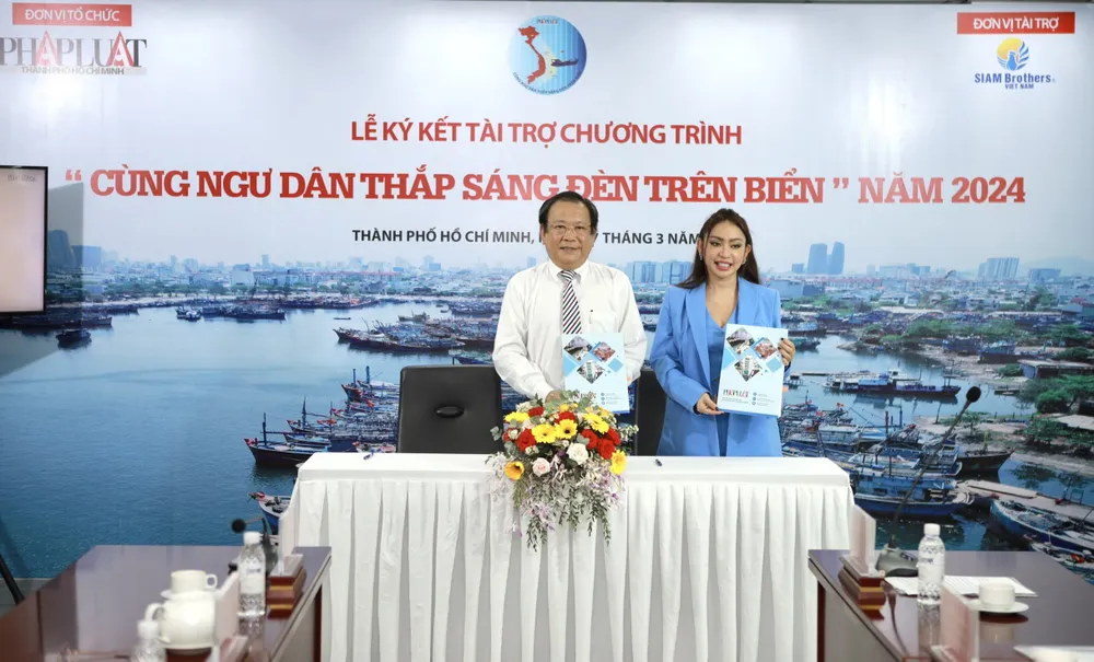 cùng ngư dân thắp sáng đèn trên biển