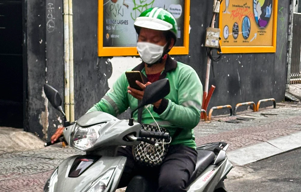 Tai-nan-giao-thong-chuc-cho-lai-xe-may-dung-dien-thoai (14).jpg