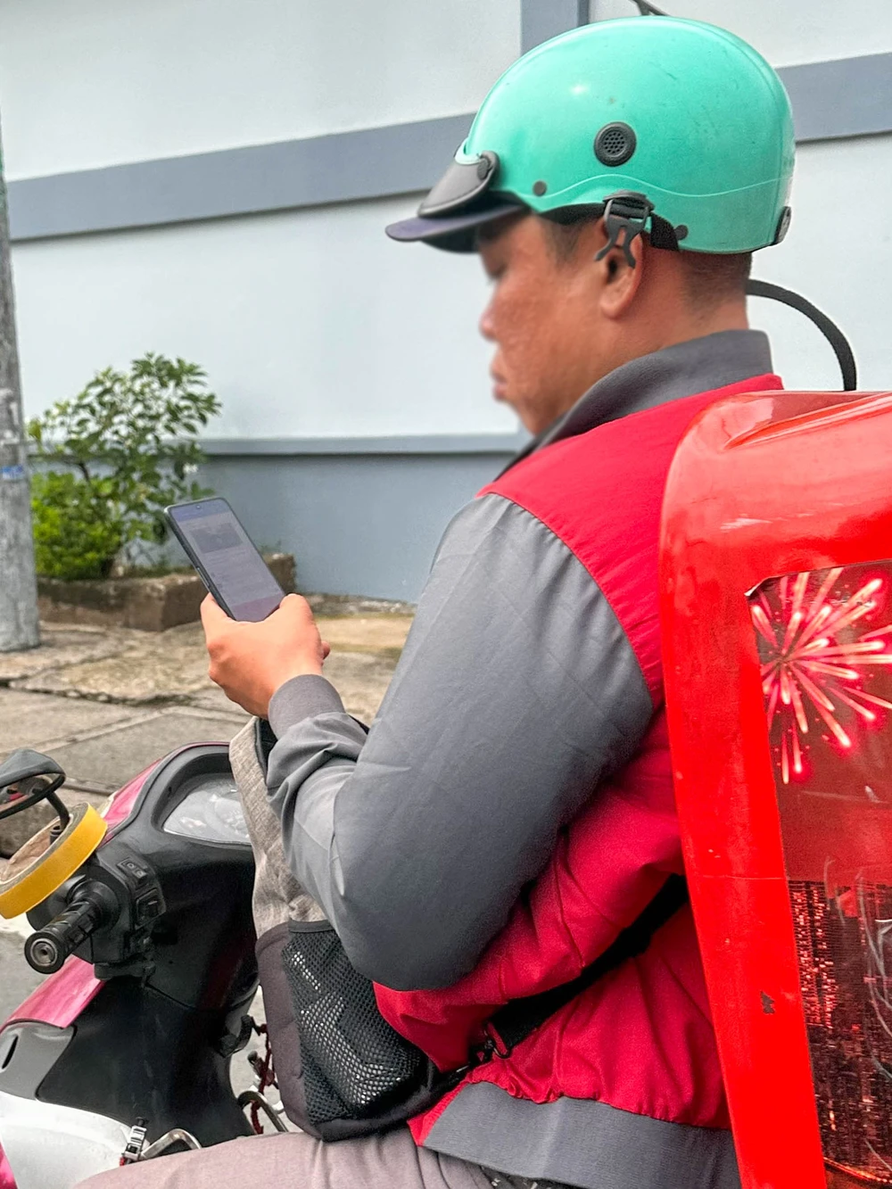 Tai-nan-giao-thong-chuc-cho-lai-xe-may-dung-dien-thoai (6).jpg