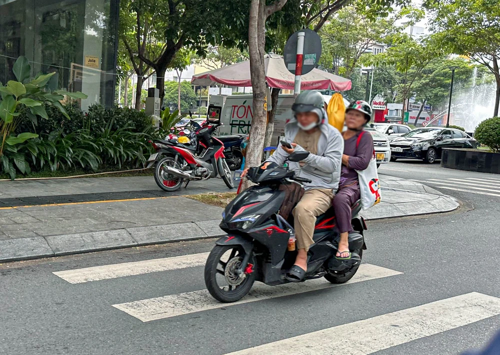 Tai-nan-giao-thong-chuc-cho-lai-xe-may-dung-dien-thoai (8).jpg