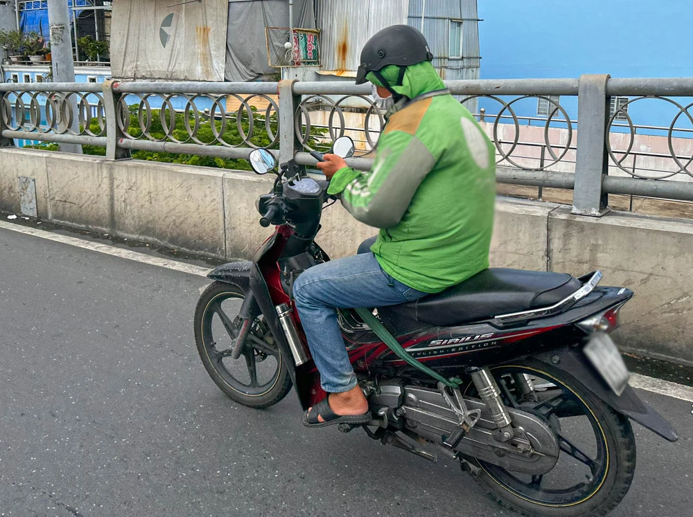 Tai-nan-giao-thong-chuc-cho-lai-xe-may-dung-dien-thoai (9).jpg