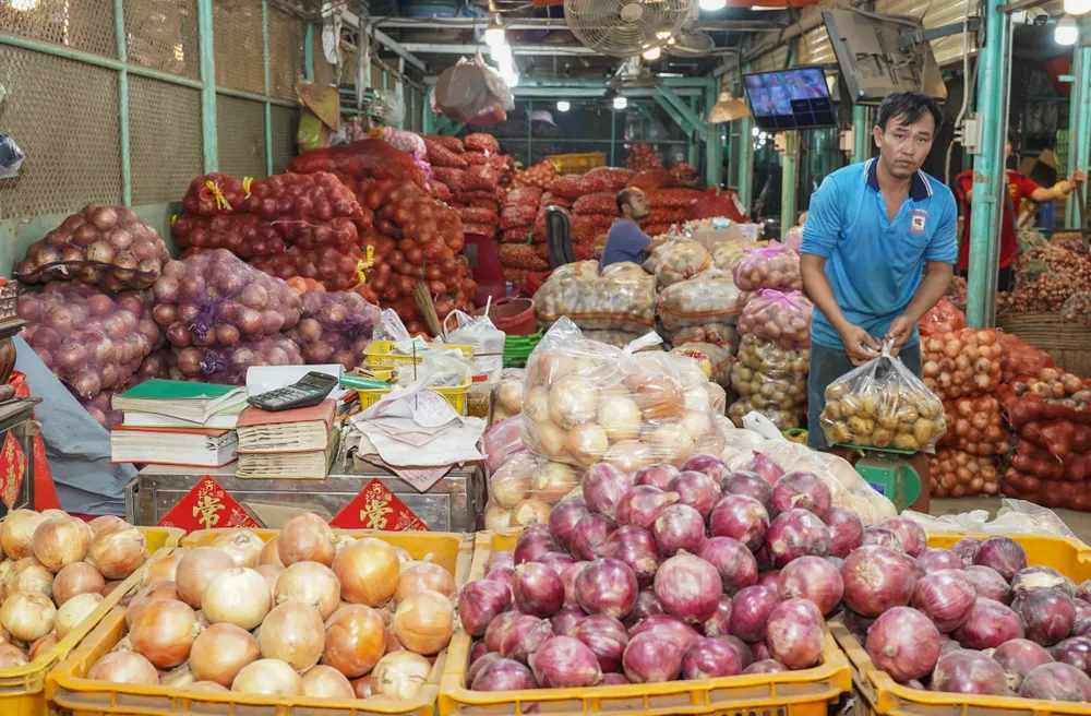 Lượng hàng nhập vào chợ bình quân gần 2.500 tấn mỗi đêm. an-toan-thuc-pham (1).jpg