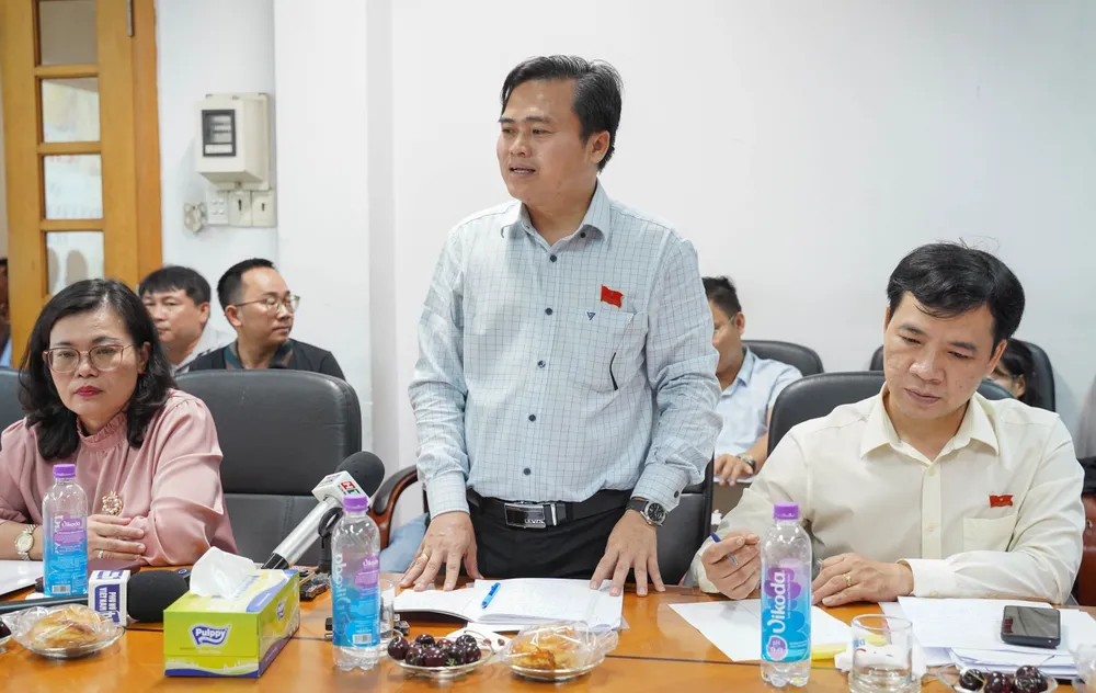 Ông Cao Thanh Bình, Trưởng Ban Văn hóa - Xã hội HĐND TP.HCM trao đổi cùng các bên liên quan sau buổi giám sát an toàn thực phẩm tại chợ. an-toan-thuc-pham (10).jpg