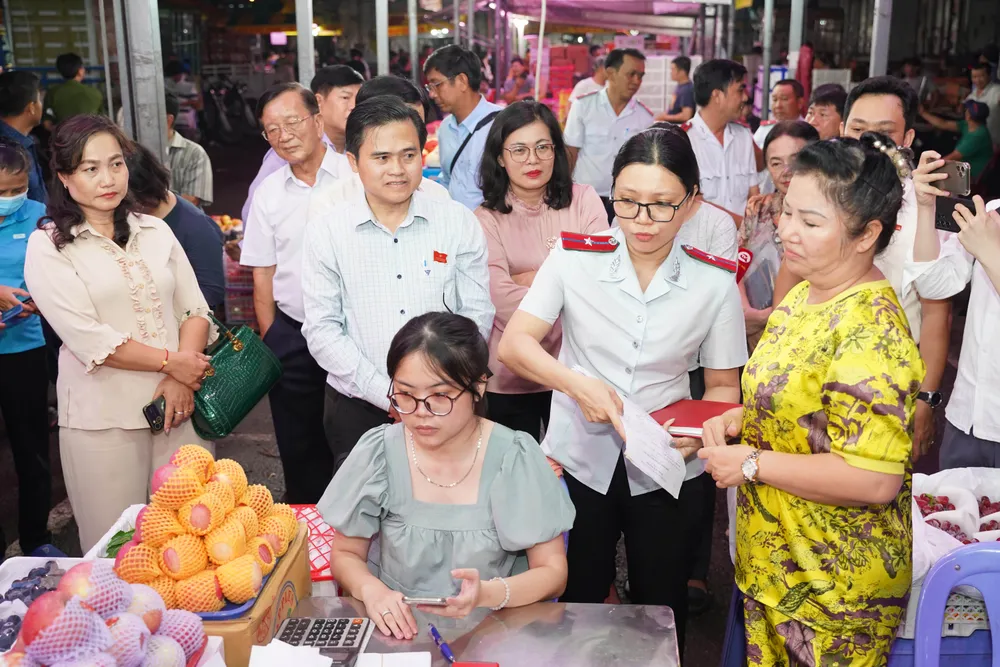 Đoàn bất ngờ kiểm tra hóa đơn, chứng từ xuất xứ tại một vựa kinh doanh trái cây tại chợ đầu mối Thủ Đức. an-toan-thuc-pham (5).jpg