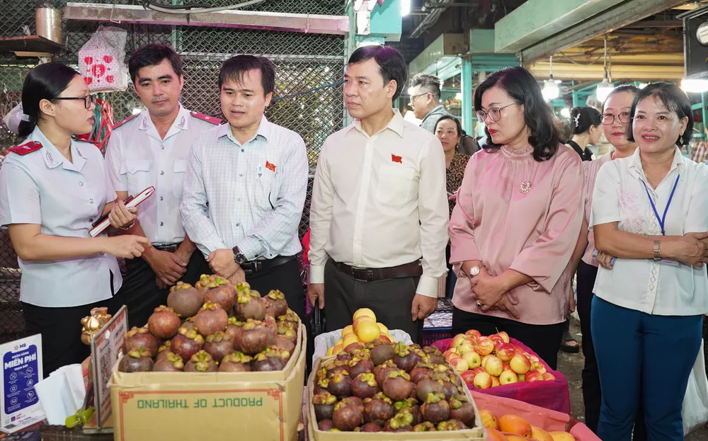 Hoạt động giám sát của đoàn triển khai từ 22h ngày 14 - 8 đến hơn 2h ngày 15-8. Tại buổi giám sát, đoàn đã trực tiếp kiểm tra ngẫu nhiên nhiều sạp hàng trái cây, rau, củ, quả, các mặt hàng nông sản kinh doanh tại chợ. an-toan-thuc-pham (9).jpg