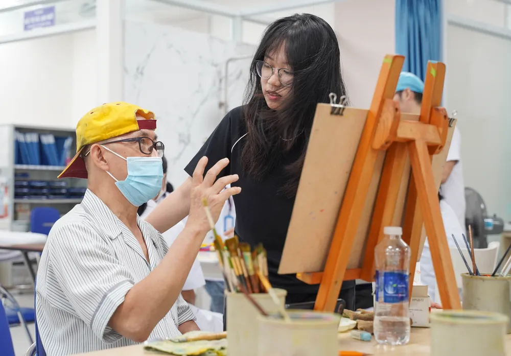 Đến với lớp vẽ, các tình nguyện viên sẽ cùng trò chuyện, chọn ảnh mẫu, chọn màu...giúp các bệnh nhân hoàn thành những bức vẽ một cách tốt nhất. lop-ve-dac-biet (10).jpg