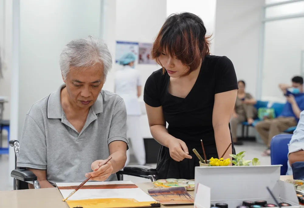 Việc cầm cọ vẽ, tô màu tranh tưởng chừng đơn giản với nhiều người nhưng với bệnh nhân đặc biệt này là cả một quá trình nỗ lực. lop-ve-dac-biet (11).jpg
