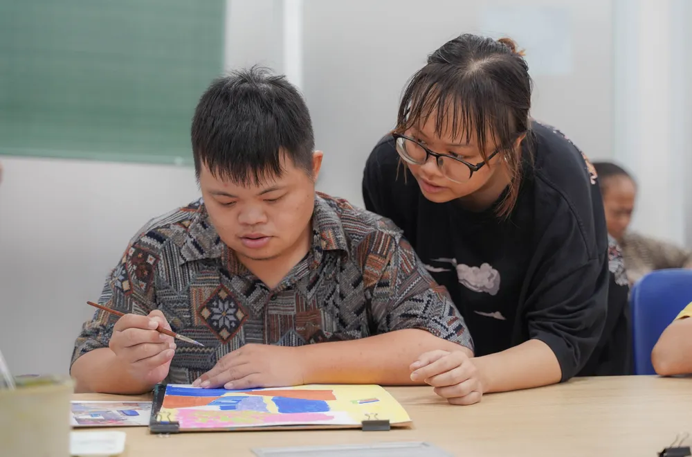 Đồng hành cùng lớp vẽ, Nhật Băng cảm thấy hạnh phúc khi các bệnh nhân tham gia hăng say, việc tiếp xúc với hoạt động vẽ ngày một tiến bộ. lop-ve-dac-biet (14).jpg