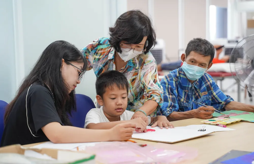 Học viên tham gia lớp không phân biệt độ tuổi, có thể là trẻ nhỏ lẫn người lớn tuổi. lop-ve-dac-biet (15).jpg