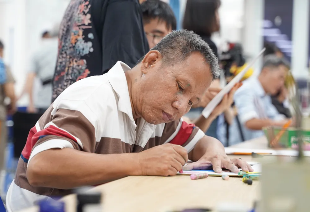 Nhờ tham gia lớp vẽ, nhiều bệnh nhân dần cải thiện về giao tiếp, cởi mở hơn với mọi người xung quanh. lop-ve-dac-biet (17).jpg